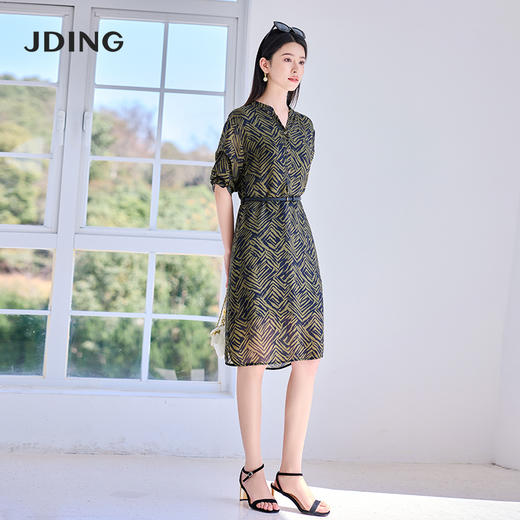 【商场同款】CJDJ514  “ 几何印花连衣裙 ”  橄榄绿色的几何花型连衣裙低调 稳重 H版型及膝长度 利落包容 再生纤维有良好的透气性和调湿功能 商品图2
