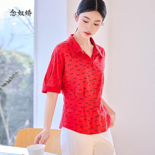 【商场同款】CNV4585 “ 港风衬衫 ” 假日红色热情鲜亮  廓形结合立体收腰修饰身形 真丝材质吸湿透气舒适清爽 小蝴蝶结装饰减龄精致 短袖衬衫 商品图8