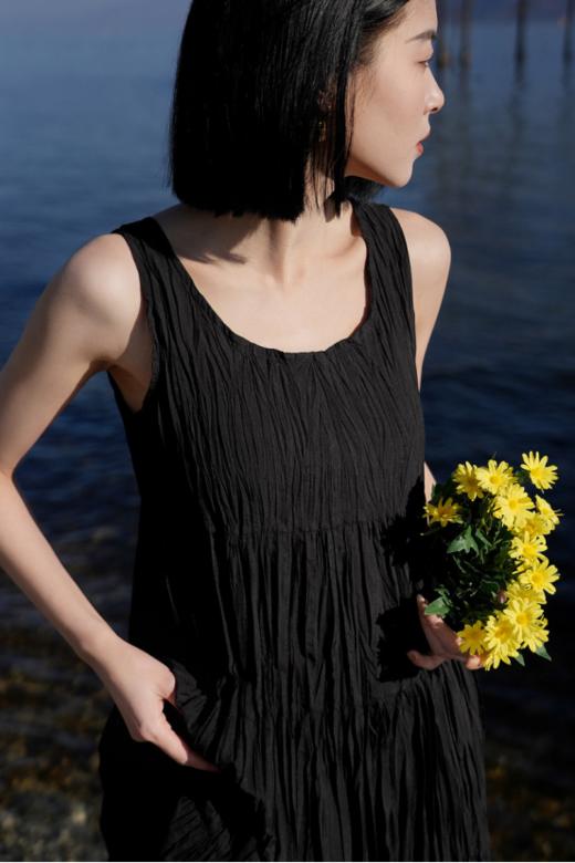 ✔️【全国包邮】 度假风褶皱背心连衣裙：✔宽松版型+无袖设计|巧妙遮副乳|藏肉显瘦🌿 ✔微肌理感面料|流动褶皱线条|实穿不平庸🔺 商品图0