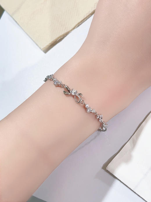 卡蒂罗KADER 流光丝带结手链 999足银 手链 女款 甜美梦幻蝴蝶结优雅设计可调节 浪漫吸睛闪耀精致配饰 商品图3