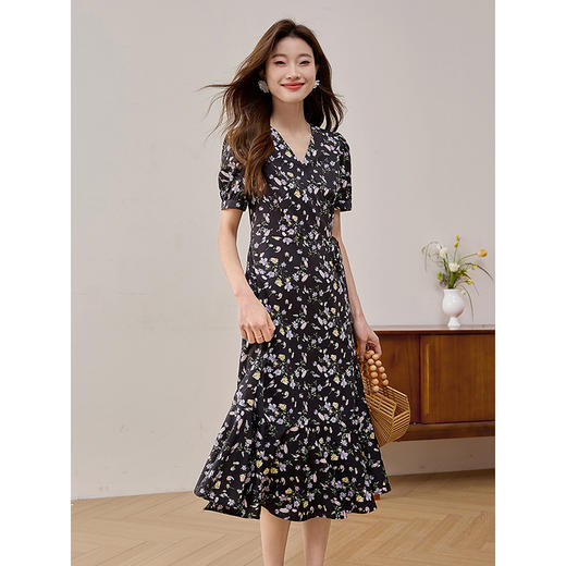 【专属特价】熙世界浪漫法式围裹式碎花连衣裙夏季黑色泡泡袖V领茶歇鱼尾裙 商品图1