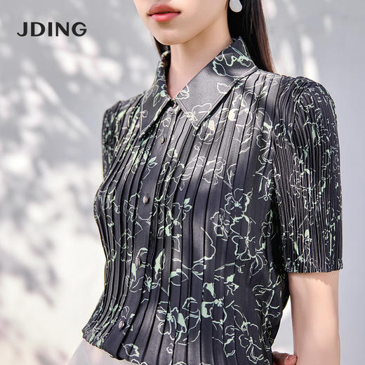 【商场同款】CJVJ516   “ 褶艺瘦瘦衫 ”   深色底上点缀植物的光影图案 新颖好看 高温一体成形的有节奏褶皱设计 增加立体感视觉美观 结构更显瘦自然贴合人体 商品图4