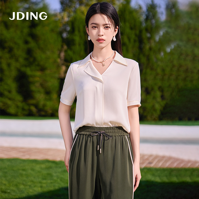 【商场同款】CJVJ513  “ 夏日通勤衬衫 ”  杏米色雅致柔和不挑肤 不对称小翻领增添了一份时尚感和个性魅力 醋纤混纺面料手感丝般爽滑悬垂清凉