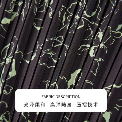 【商场同款】CJVJ516   “ 褶艺瘦瘦衫 ”   深色底上点缀植物的光影图案 新颖好看 高温一体成形的有节奏褶皱设计 增加立体感视觉美观 结构更显瘦自然贴合人体 商品图1