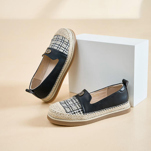 Safiya/索菲娅2024秋 小香风花呢玫瑰扣休闲通勤平底草编渔夫鞋 SF43111414 商品图4