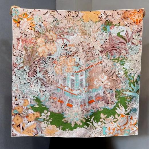 【甄珠贝·时尚高级感系列】90*90cm辛德瑞花园丝巾和丝带花胸针礼盒套装 商品图3