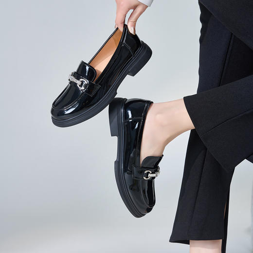 Safiya/索菲娅2024春英伦风亮面漆皮水钻扣一脚蹬粗跟乐福鞋 SF41112410 商品图4