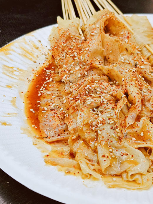 豆皮串，东北地标性美食，童年的味道，8090的回忆，小时候校门口的快乐！ 30余年传统技艺，在加上选用东北北纬41°的纯黄豆压榨豆皮，不添加任何色素等，酱汁采用纯手工制作，一包净重约220g，一组3包 商品图3