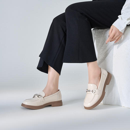 Safiya/索菲娅2024春英伦风亮面漆皮水钻扣一脚蹬粗跟乐福鞋 SF41112410 商品图9