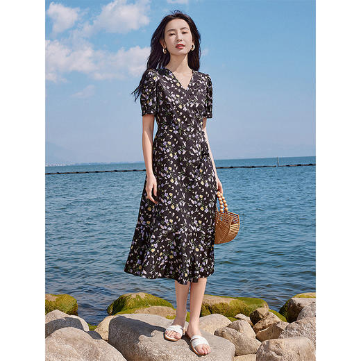【专属特价】熙世界浪漫法式围裹式碎花连衣裙夏季黑色泡泡袖V领茶歇鱼尾裙 商品图2