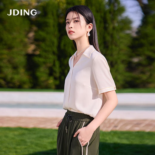 【商场同款】CJVJ513  “ 夏日通勤衬衫 ”  杏米色雅致柔和不挑肤 不对称小翻领增添了一份时尚感和个性魅力 醋纤混纺面料手感丝般爽滑悬垂清凉 商品图7