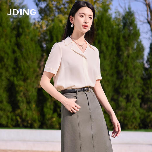 【商场同款】CJVJ513  “ 夏日通勤衬衫 ”  杏米色雅致柔和不挑肤 不对称小翻领增添了一份时尚感和个性魅力 醋纤混纺面料手感丝般爽滑悬垂清凉 商品图2
