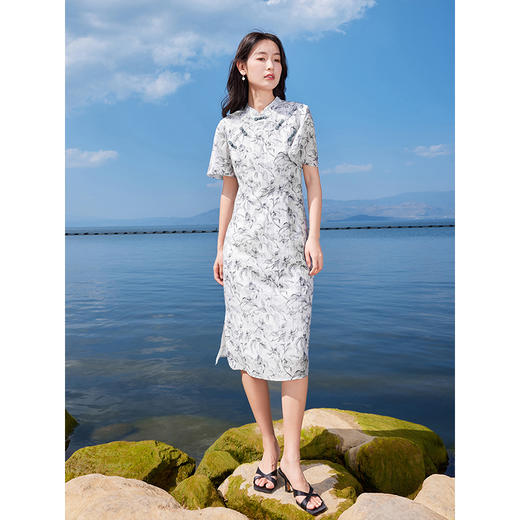 【专属特价】熙世界温婉知性新中式改良旗袍连衣裙夏季国风印花天丝开叉长裙 商品图4