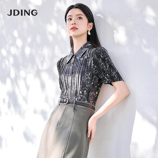 【商场同款】CJVJ516   “ 褶艺瘦瘦衫 ”   深色底上点缀植物的光影图案 新颖好看 高温一体成形的有节奏褶皱设计 增加立体感视觉美观 结构更显瘦自然贴合人体 商品图0