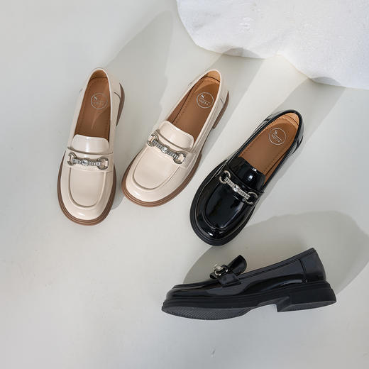 Safiya/索菲娅2024春英伦风亮面漆皮水钻扣一脚蹬粗跟乐福鞋 SF41112410 商品图8