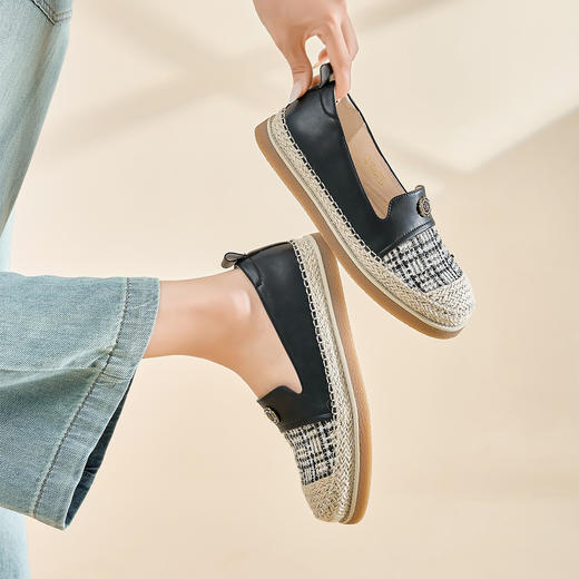 Safiya/索菲娅2024秋 小香风花呢玫瑰扣休闲通勤平底草编渔夫鞋 SF43111414 商品图1