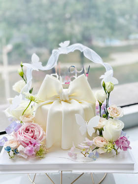 鲜花蝴蝶结蛋糕