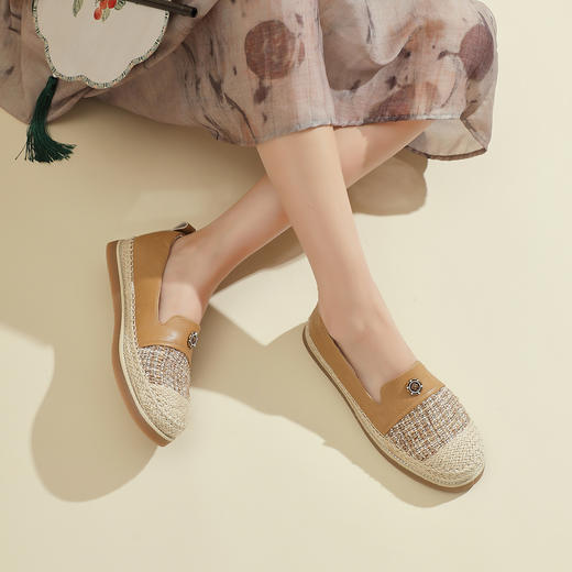 Safiya/索菲娅2024秋 小香风花呢玫瑰扣休闲通勤平底草编渔夫鞋 SF43111414 商品图6