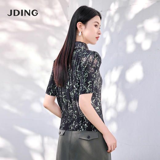 【商场同款】CJVJ516   “ 褶艺瘦瘦衫 ”   深色底上点缀植物的光影图案 新颖好看 高温一体成形的有节奏褶皱设计 增加立体感视觉美观 结构更显瘦自然贴合人体 商品图5