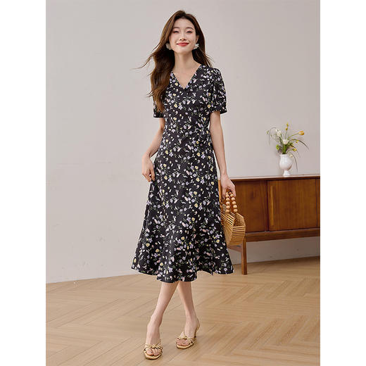 【专属特价】熙世界浪漫法式围裹式碎花连衣裙夏季黑色泡泡袖V领茶歇鱼尾裙 商品图4