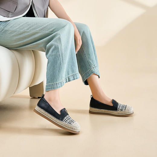 Safiya/索菲娅2024秋 小香风花呢玫瑰扣休闲通勤平底草编渔夫鞋 SF43111414 商品图3