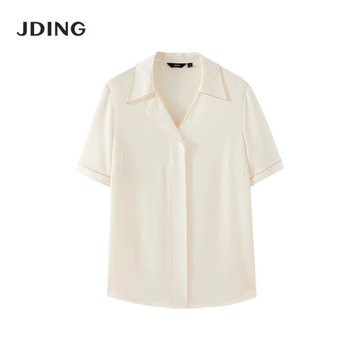 【商场同款】CJVJ513  “ 夏日通勤衬衫 ”  杏米色雅致柔和不挑肤 不对称小翻领增添了一份时尚感和个性魅力 醋纤混纺面料手感丝般爽滑悬垂清凉 商品图9