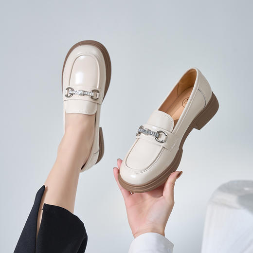 Safiya/索菲娅2024春英伦风亮面漆皮水钻扣一脚蹬粗跟乐福鞋 SF41112410 商品图5