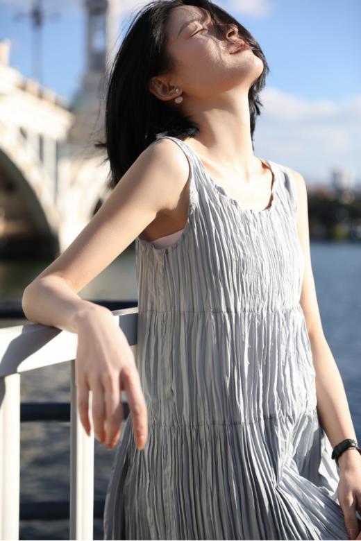 ✔️【全国包邮】 度假风褶皱背心连衣裙：✔宽松版型+无袖设计|巧妙遮副乳|藏肉显瘦🌿 ✔微肌理感面料|流动褶皱线条|实穿不平庸🔺 商品图1