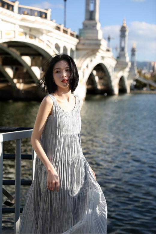 ✔️【全国包邮】 度假风褶皱背心连衣裙：✔宽松版型+无袖设计|巧妙遮副乳|藏肉显瘦🌿 ✔微肌理感面料|流动褶皱线条|实穿不平庸🔺 商品图1