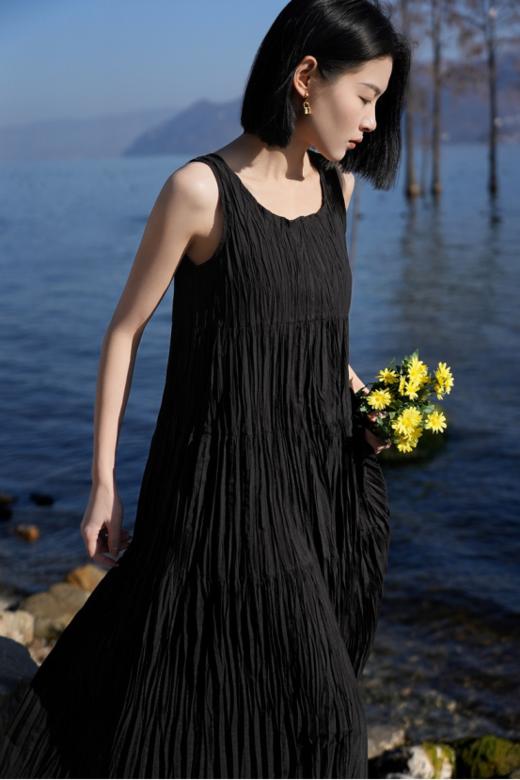 ✔️【全国包邮】 度假风褶皱背心连衣裙：✔宽松版型+无袖设计|巧妙遮副乳|藏肉显瘦🌿 ✔微肌理感面料|流动褶皱线条|实穿不平庸🔺 商品图0