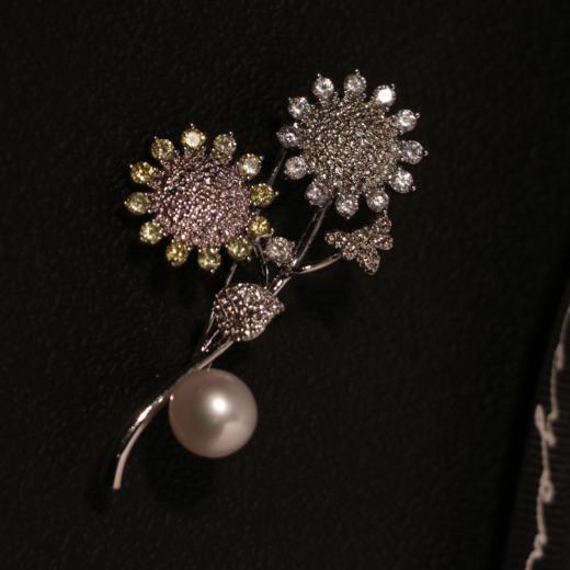 【甄珠贝·油画艺术风系列】90*90cm双面同色花瓶丝巾和彩钻向日葵胸针礼盒套装 商品图2