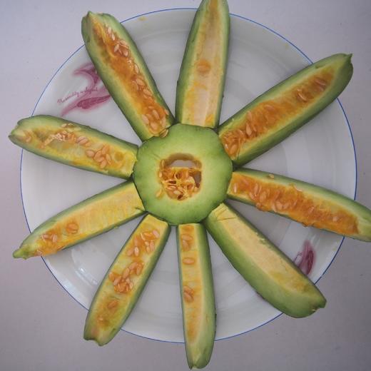 刘顺义生态香瓜 生态种植，不使用任何化肥、化学农药、化学杀虫剂、除草剂、膨大素，保果剂，激素， 采用人工除草生物防控； 地下深井水灌溉 商品图3