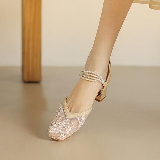 【预售5天】2024夏季新款透气网纱珍珠一字带后空单鞋百搭粗跟温柔包头凉鞋女KYD&KK3342 商品图1