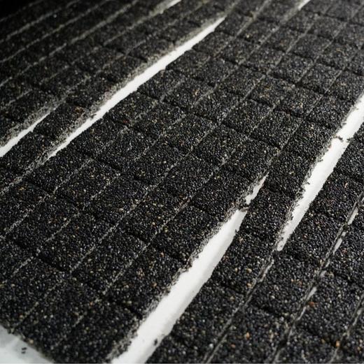 【无糖黑芝麻酥】粒大饱满的芝麻粒，一口下去，清爽酥脆得不得了！完全没有甜腻感，越嚼越香，简直停不下来！古法烘焙，只选当季优质黑芝麻，用麦芽糖醇代替白砂糖！规格：220g/袋 （20颗左右/袋） 商品图5