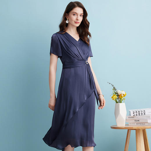 EITIE爱特爱夏季新款气质收胸褶皱收腰V领修身显瘦连衣裙女礼服7477105 商品图3