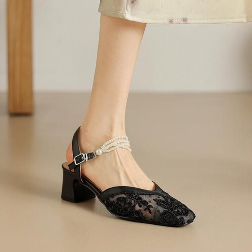 【预售5天】2024夏季新款透气网纱珍珠一字带后空单鞋百搭粗跟温柔包头凉鞋女KYD&KK3342 商品图4