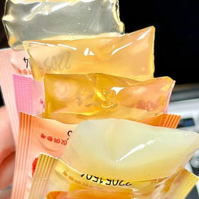 【蒟篛果冻】这两个字不认识 但不妨碍 我觉得它们真的吼吼吃啊~一口一个，真的停不下来，果汁味浓郁，酸酸甜甜贼Q弹duangduang的，而且0脂低卡