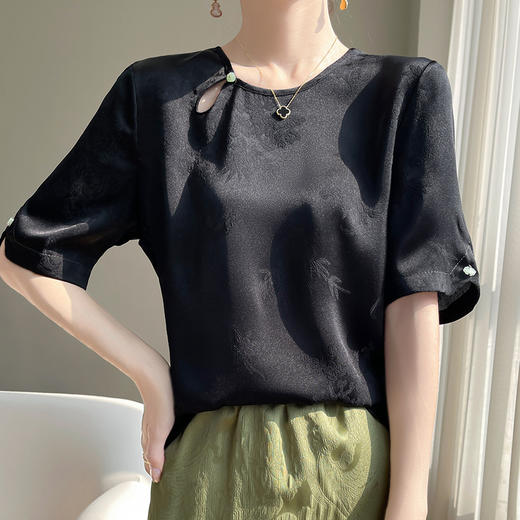 【新中式，百搭国风】【夏季必备】SIIJJEYY枝辑女士仿真丝丝滑缎面圆领半袖衬衫(3色可选) 商品图3
