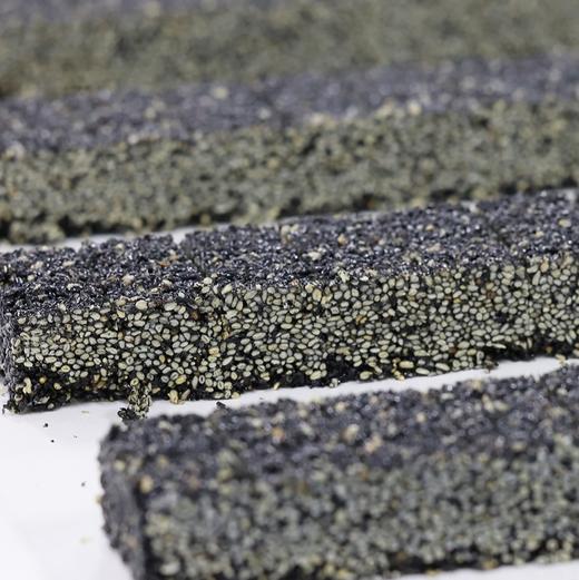 【无糖黑芝麻酥】粒大饱满的芝麻粒，一口下去，清爽酥脆得不得了！完全没有甜腻感，越嚼越香，简直停不下来！古法烘焙，只选当季优质黑芝麻，用麦芽糖醇代替白砂糖！规格：220g/袋 （20颗左右/袋） 商品图4