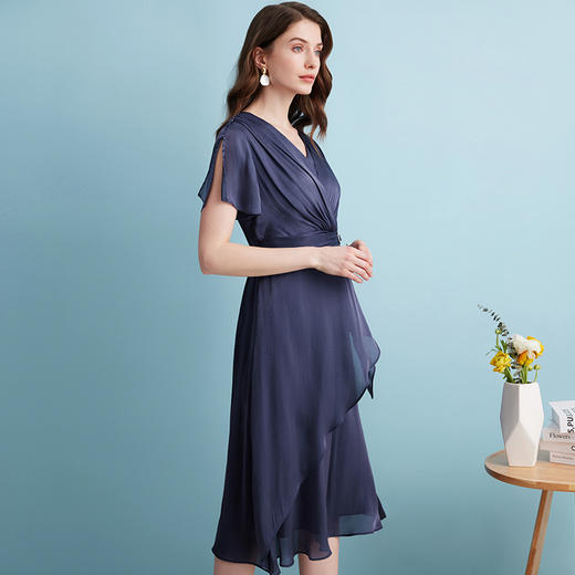 EITIE爱特爱夏季新款气质收胸褶皱收腰V领修身显瘦连衣裙女礼服7477105 商品图4