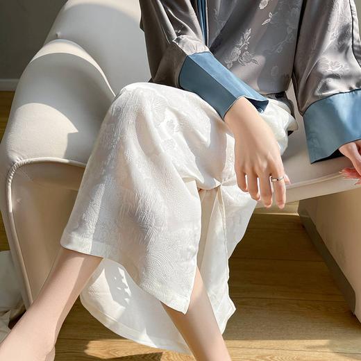 【新中式，百搭国风】SIIJJEYY枝辑丝滑缎面提花半身裙   ，女士仿真丝 (3色可选) 商品图6