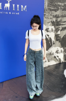 搭配正肩白T上短下长大法