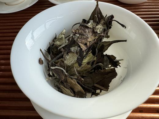 福鼎白茶老白茶茶饼核心产区管阳高山料传统碳焙2019寿眉350g/2020白牡丹200g 商品图6