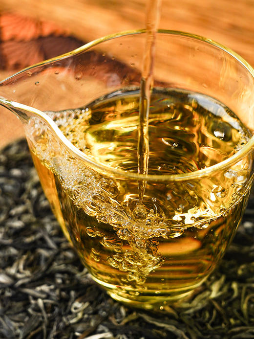 活动即将结束！【积分兑换】【哆依树高杆】2024年头春头采选取易武高杆之王，仅采茶王树周边八棵大高杆单采单制357g/饼，不带外铝盒 商品图3