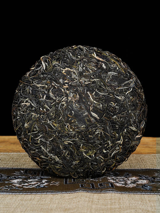 活动即将结束！【积分兑换】【哆依树高杆】2024年头春头采选取易武高杆之王，仅采茶王树周边八棵大高杆单采单制357g/饼，不带外铝盒 商品图7