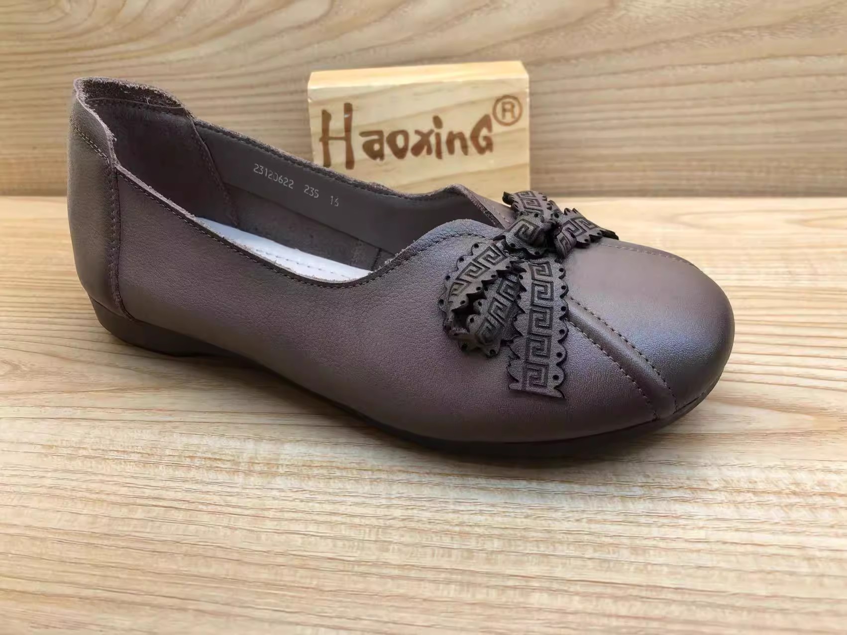 豪行2023年春季新品时尚休闲真皮浅口女单妈妈鞋23120622