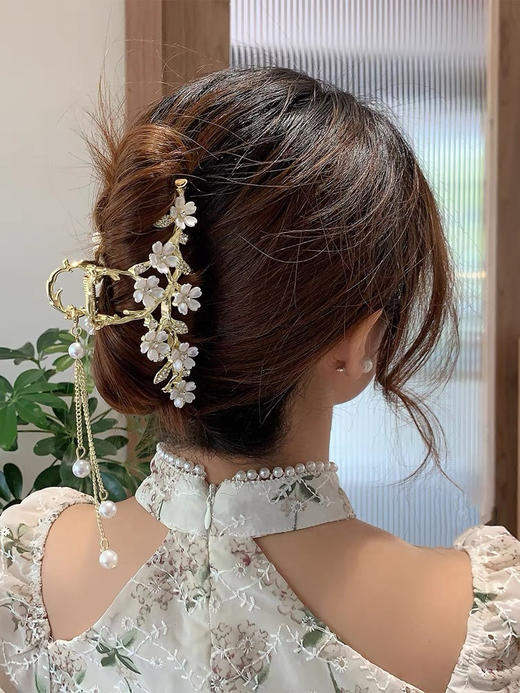 【家居百货】小仙女们必入超仙【新中式·茉莉花流苏抓夹】水钻高级感发夹盘发鲨鱼发饰！年年岁岁花相似！岁岁年年人不同 商品图6