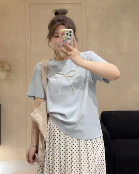 今日穿搭：清新波点素雅装，职场与休闲的必备穿搭