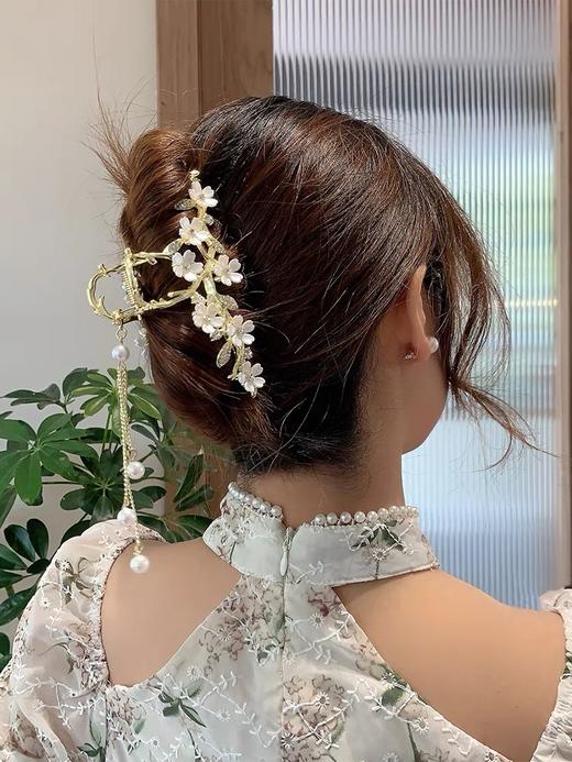 【家居百货】小仙女们必入超仙【新中式·茉莉花流苏抓夹】水钻高级感发夹盘发鲨鱼发饰！年年岁岁花相似！岁岁年年人不同 商品图3