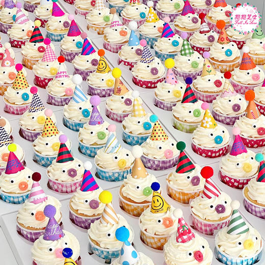 可可爱爱小帽子纸杯蛋糕 多巴胺配色，加上派对帽的加持，氛围感直接拉满 商品图0